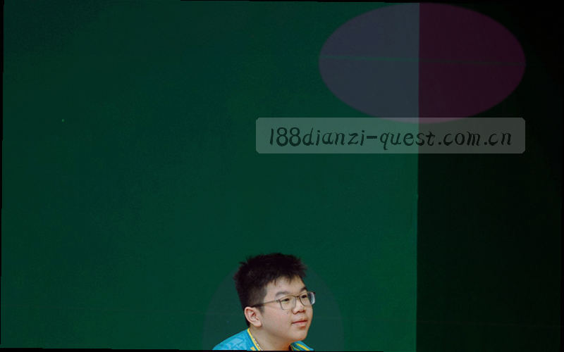 抽象电路板走线构成方格阵列，高光偏电子蓝